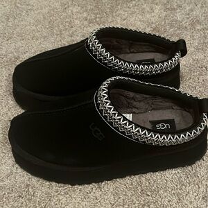 Uggs Tazz black slippers